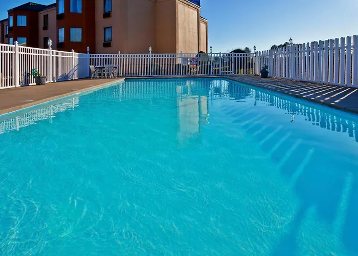 Holiday Inn Express & Suites Nashville-I-40 & I-24