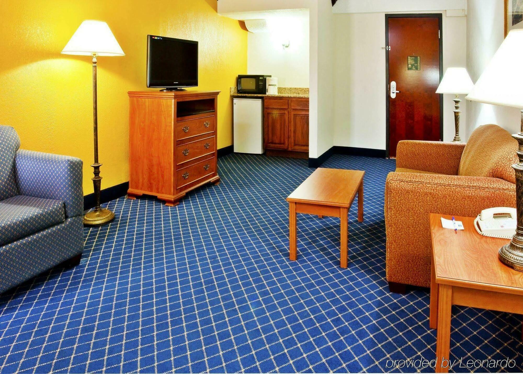 Hotel Express & Nashville-i-40 & I-24 3*